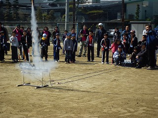 モデルロケットの打ち上げ・・・・松尾サイエンススクール